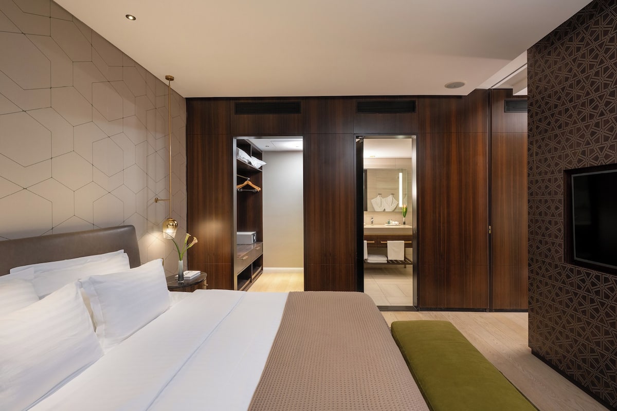 Premium Balcony Suite | 1 habitación, sábanas de algodón egipcio y ropa de cama de alta calidad