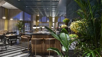 2 restaurants; breakfast, lunch, dinner and brunch served