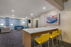 Lobby sitting area - Holiday Inn Orlando - Disney Springs® Area by IHG (Lake Buena Vista)