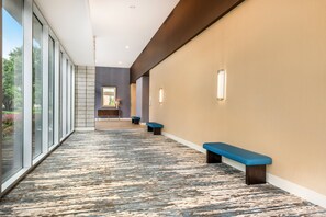 供应早餐、午餐和晚餐，美洲菜