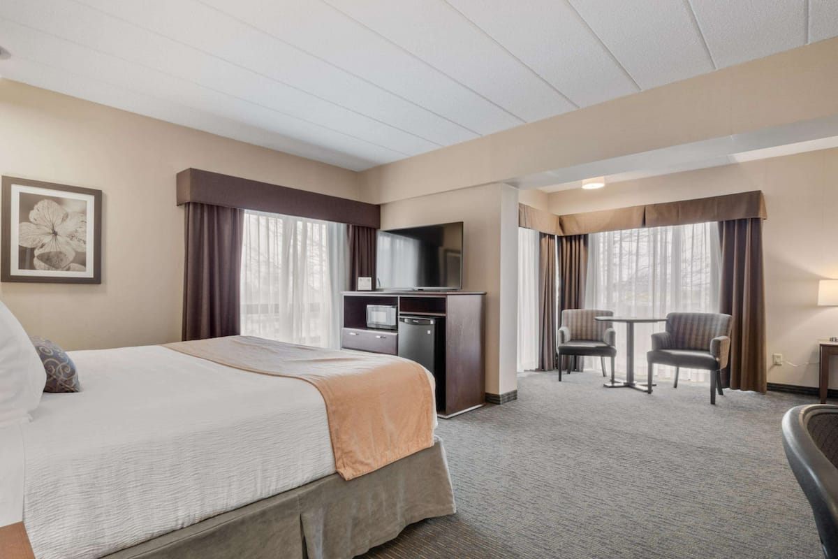 Standard Room, 1 King Bed, Balcony, Tower | Blackout drapes, iron/ironing board, free cribs/infant beds