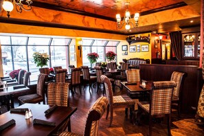 Breakfast, lunch and dinner served - Best Western Plus Cairn Croft Hotel (Niagara Falls)