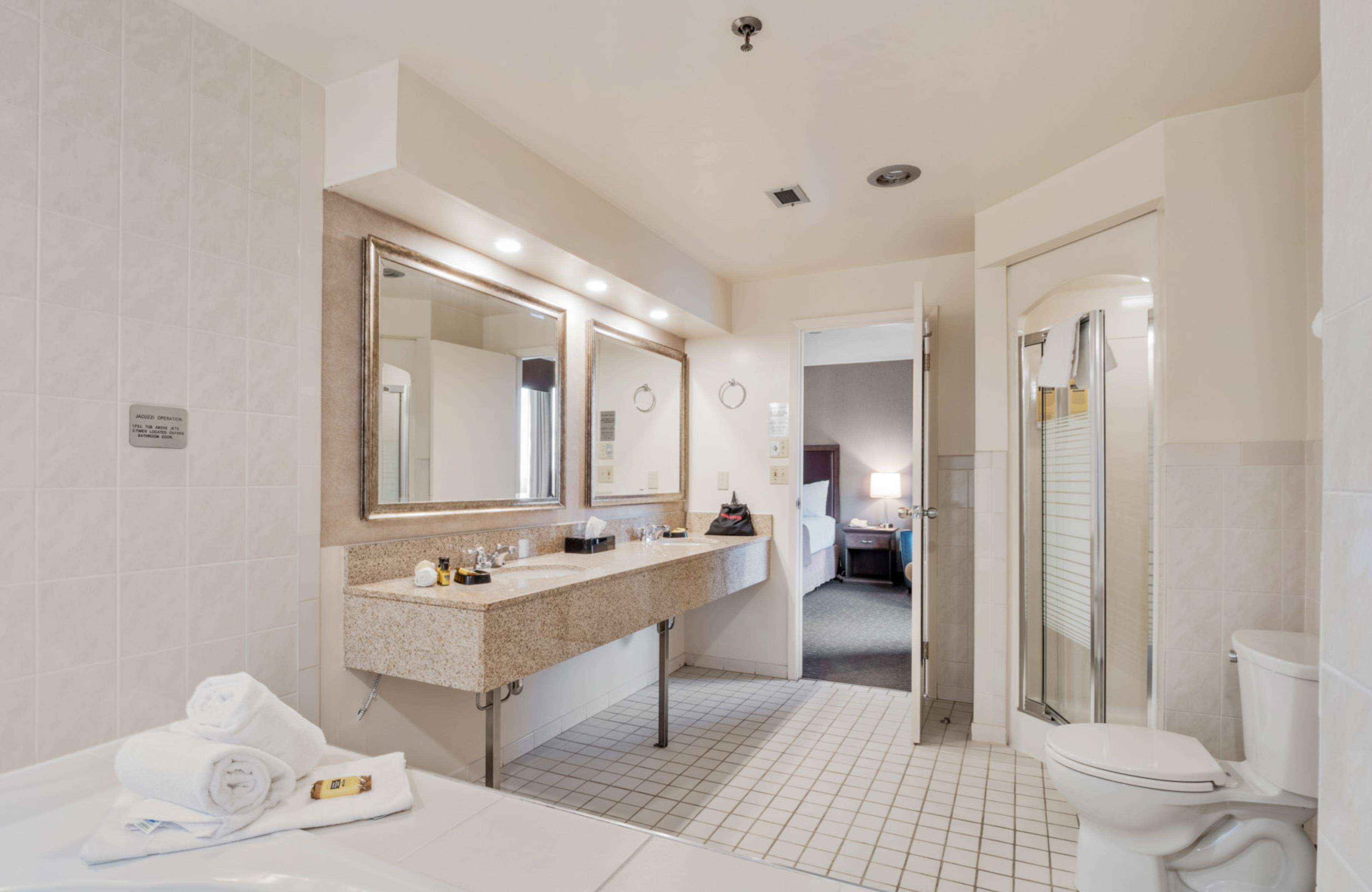 standard room, 1 king bed, jetted tub, tower | bathroom | combined shower/bathtub, free toiletries, hair dryer, towels