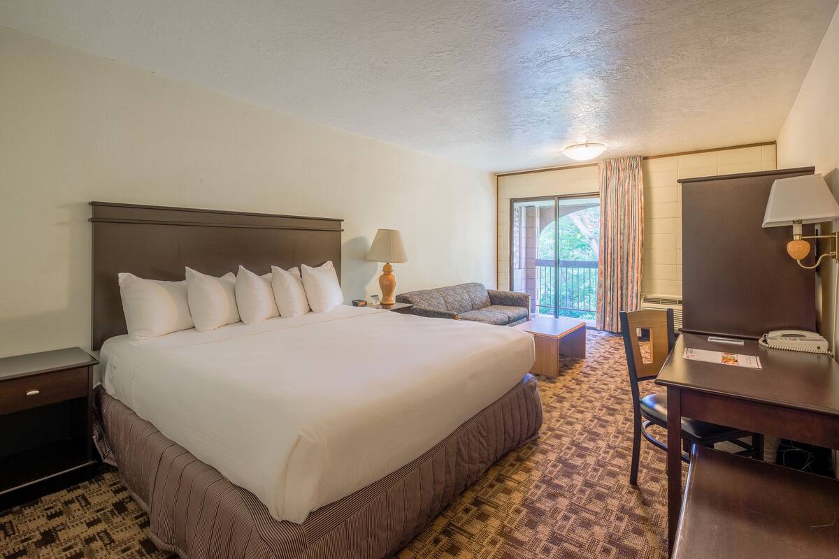 Room, 1 King Bed (Riverside) | Desk, blackout drapes, iron/ironing board, WiFi (free)