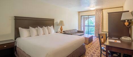 Habitación, 1 cama King size (Riverside) | Escritorio, cortinas blackout y tabla de planchar con plancha