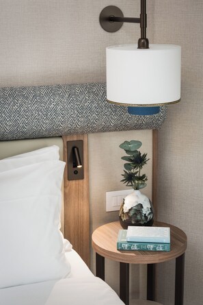 Zimmer (Queen Room) | Daunenbettdecken, Minibar, Zimmersafe, individuell dekoriert