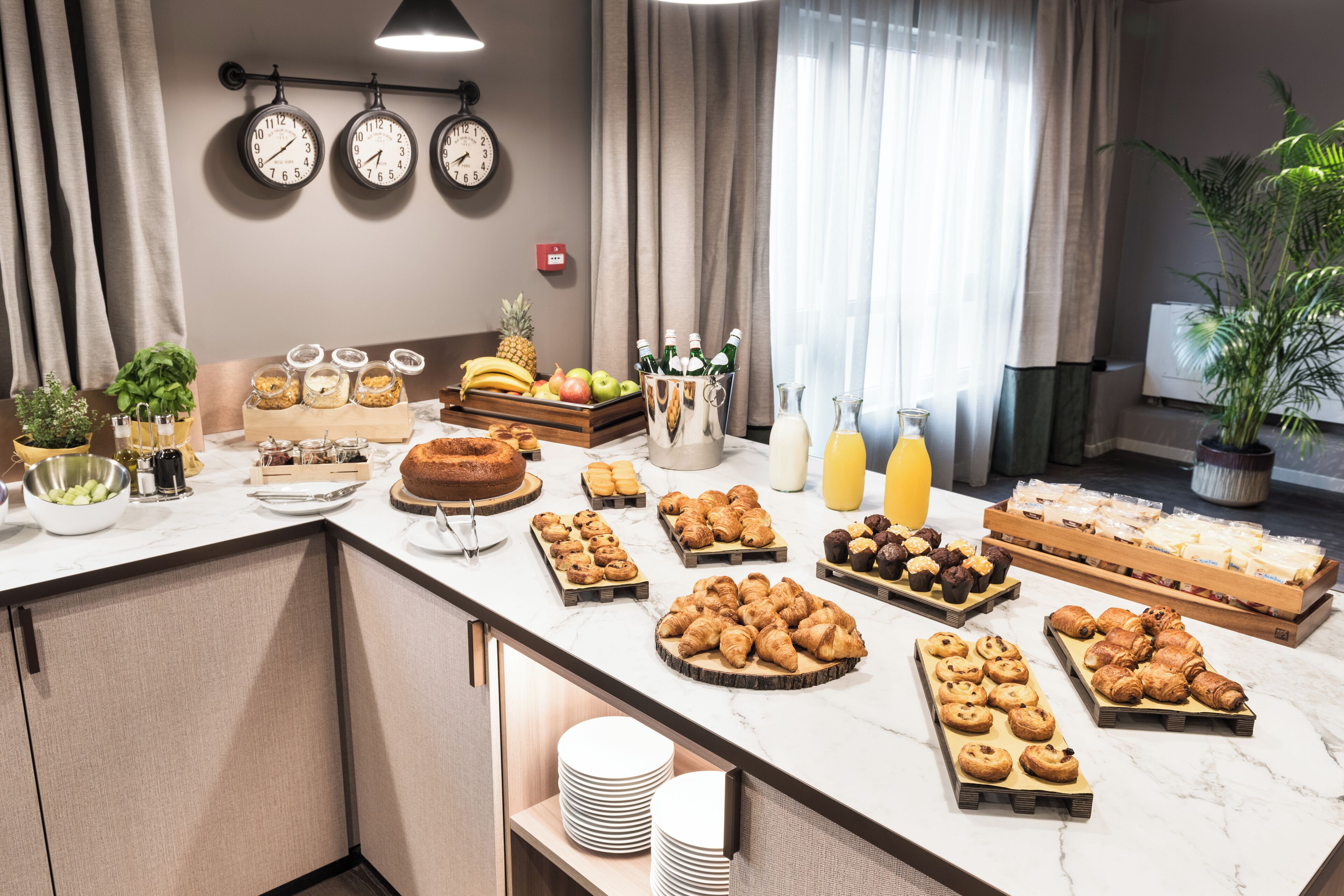 بوفيه فطور يوميًا بتكلفة قدرها (14 EUR للشخص)