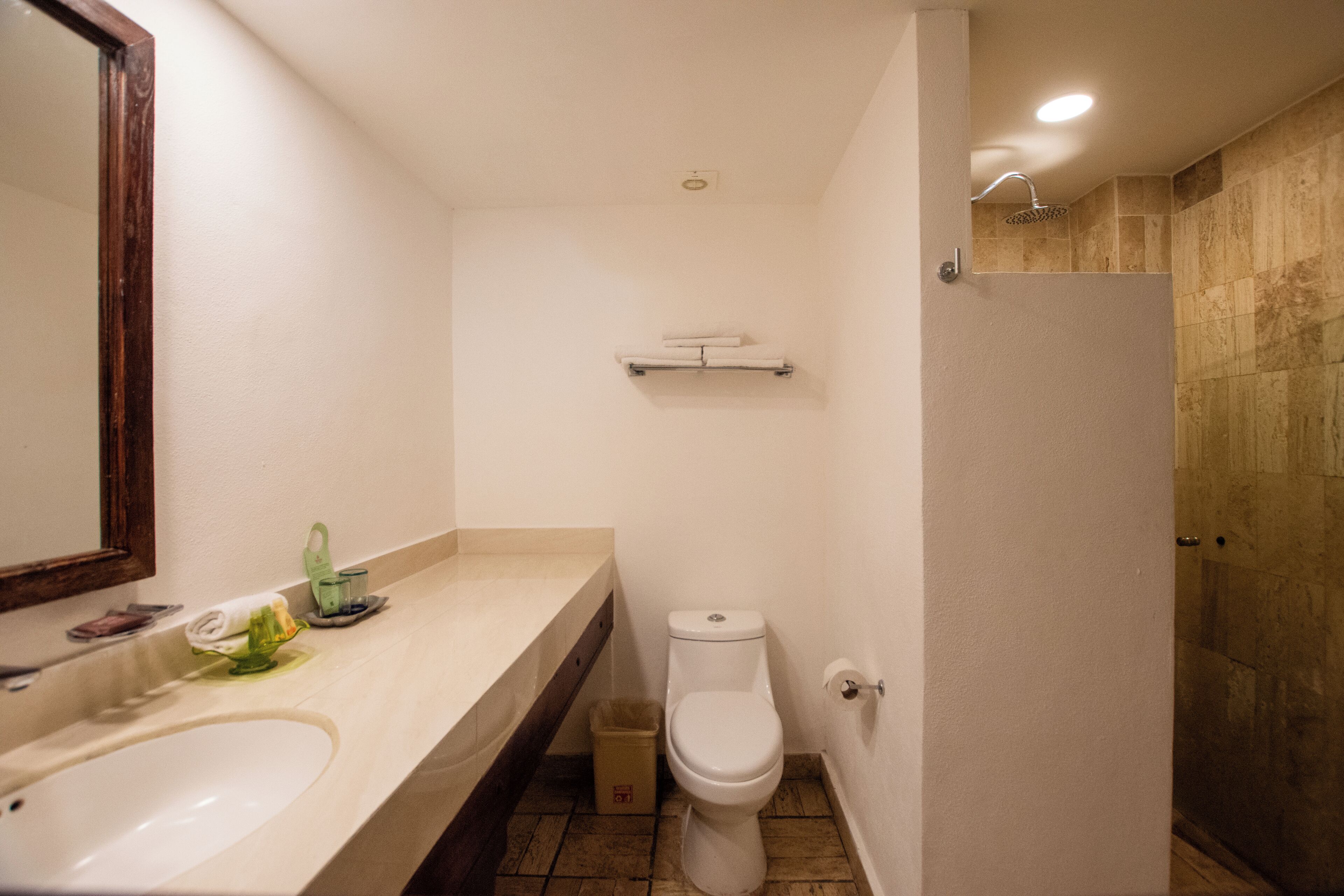 Een badkamer met een wastafel, toilet en douche.