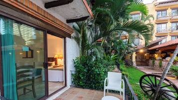 Superior Room Two Double Beds | Edredón y caja de seguridad en la habitación