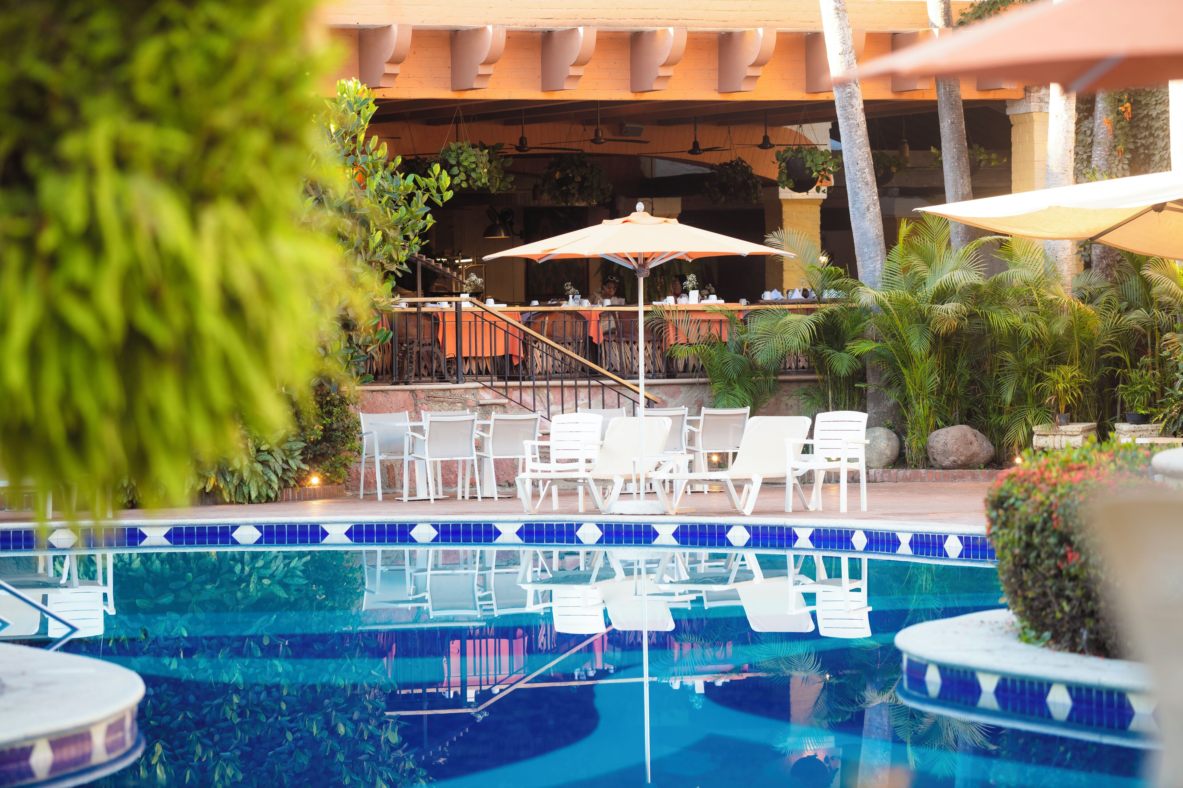 Piscine extérieure, parasols de plage, chaises longues