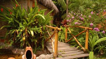 Masajes con piedras calientes y masajes de tejido profundo