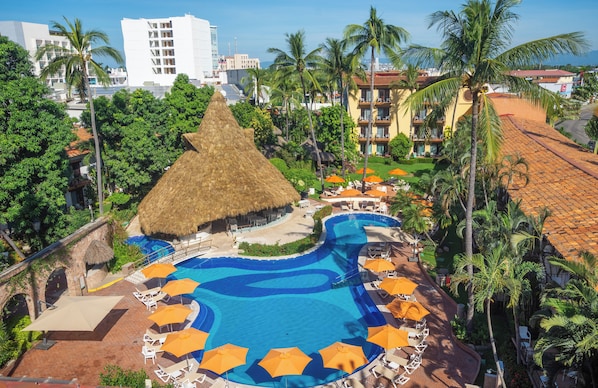 Piscine extérieure, parasols, chaises longues