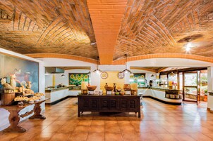 3 间餐厅，供应早餐、午餐和晚餐，墨西哥菜