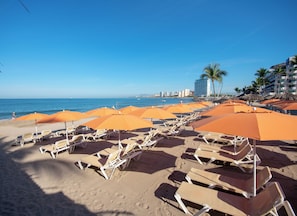 Free beach shuttle, sun-loungers, beach umbrellas - Hacienda Buenaventura Hotel & Mexican Charm (Puerto Vallarta)