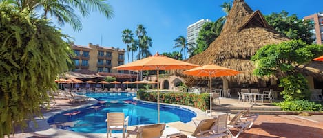 Piscina externa, guarda-sóis, espreguiçadeiras