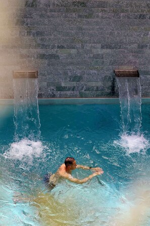 Piscina interna, piscina externa, espreguiçadeiras