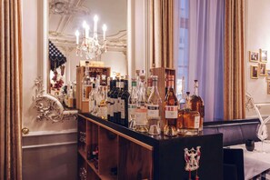 5 restaurants; breakfast and dinner served