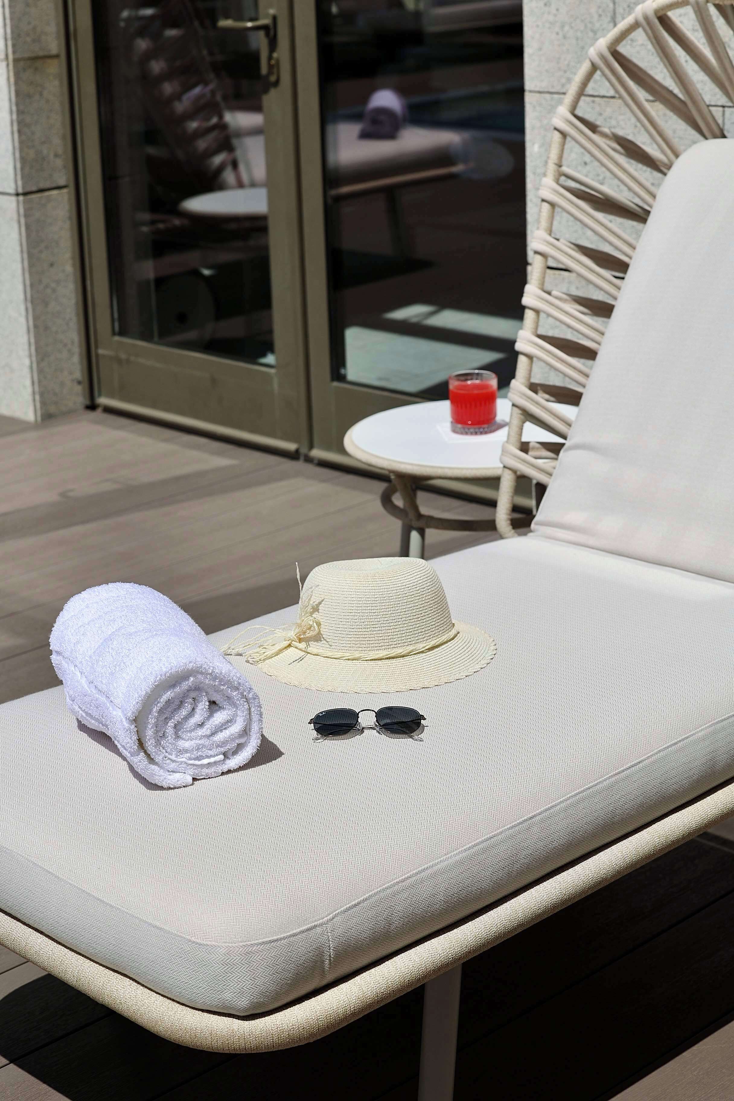 Piscine couverte, piscine extérieure, chaises longues