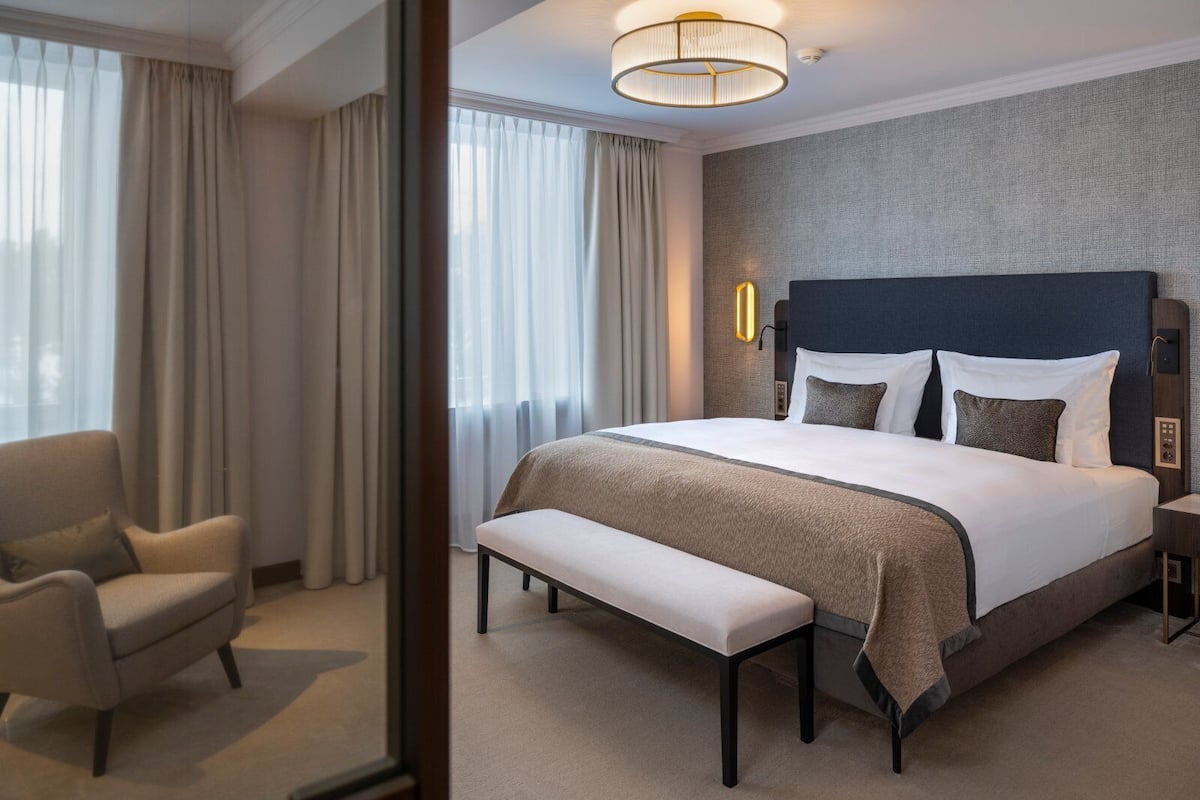 Suite, 1 Tempat Tidur King | Seprai premium, selimut bulu angsa, minibar, dan brankas