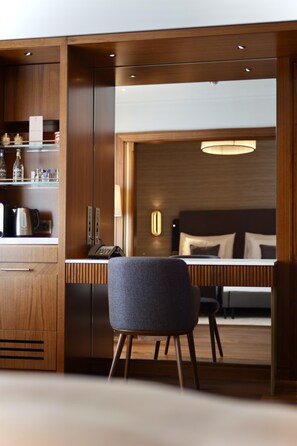Premium bedding, down comforters, minibar, in-room safe - Grand Hotel des Bains Kempinski (St. Moritz)