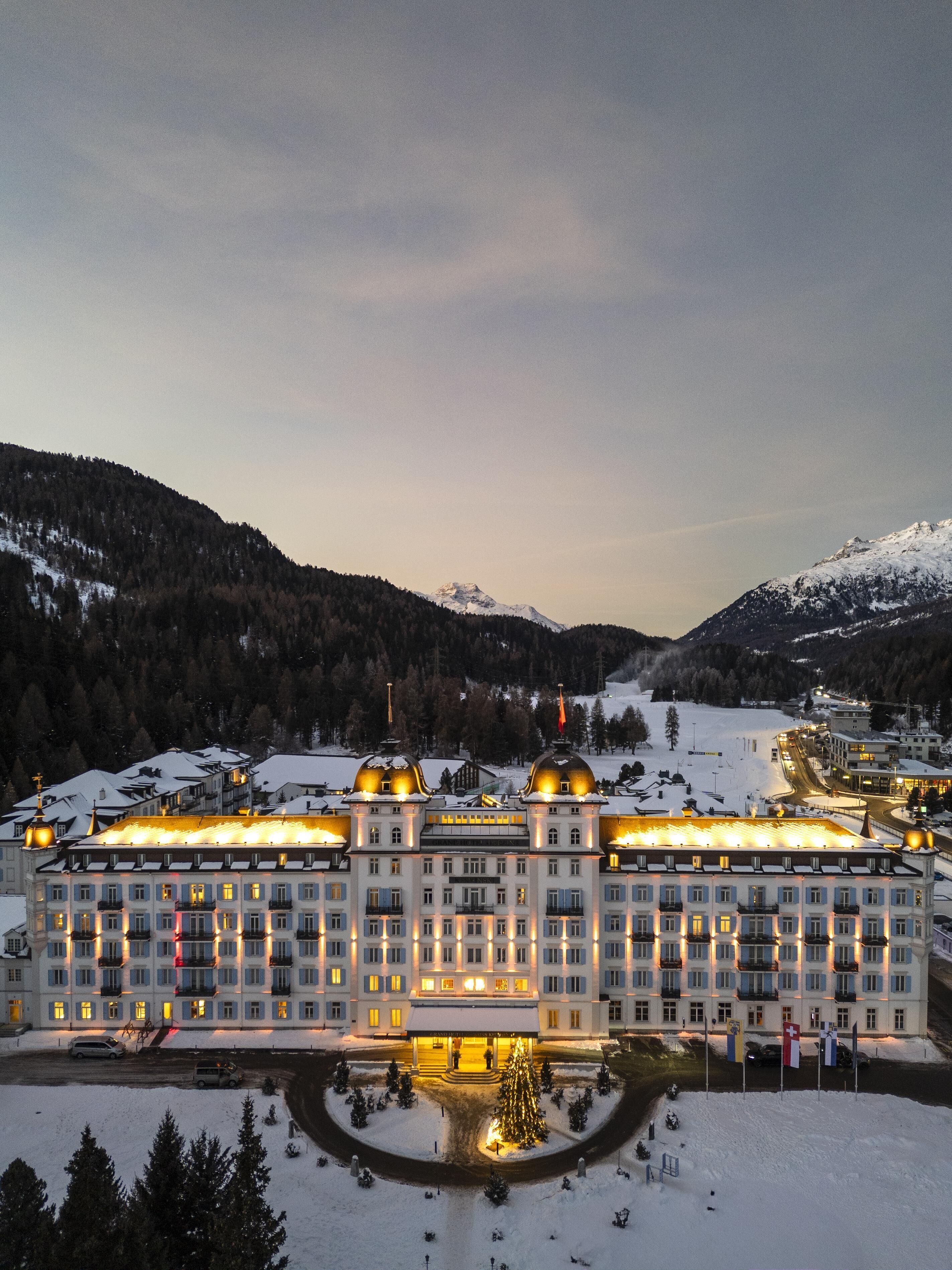 Ein großes, mehrstöckiges Hotel mit symmetrischer Fassade, großen Fenstern und einem zentralen Eingang.