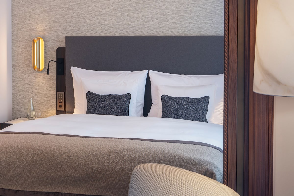 Seprai premium, selimut bulu angsa, minibar, dan brankas