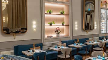 5 restaurants; breakfast and dinner served
