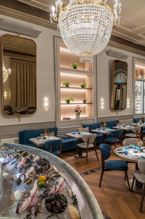 5 restaurants; breakfast and dinner served 