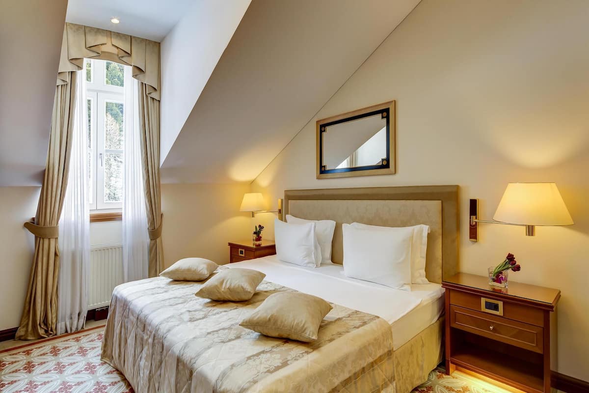 Suite Superior, pemandangan gunung (Deluxe One Bedroom Suite) | Seprai premium, selimut bulu angsa, minibar, dan brankas