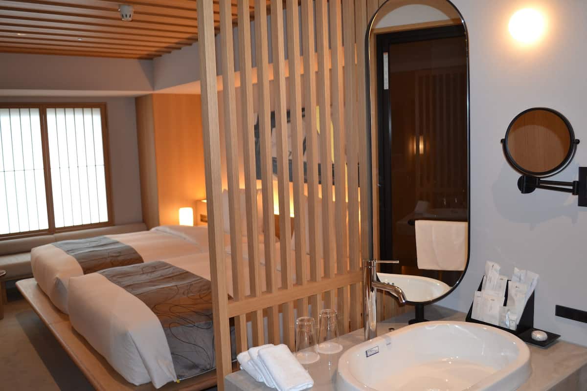 Cubrecamas, escritorio y cortinas blackout