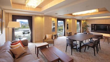 Selimut bulu angsa, meja kerja, dan tirai kedap cahaya