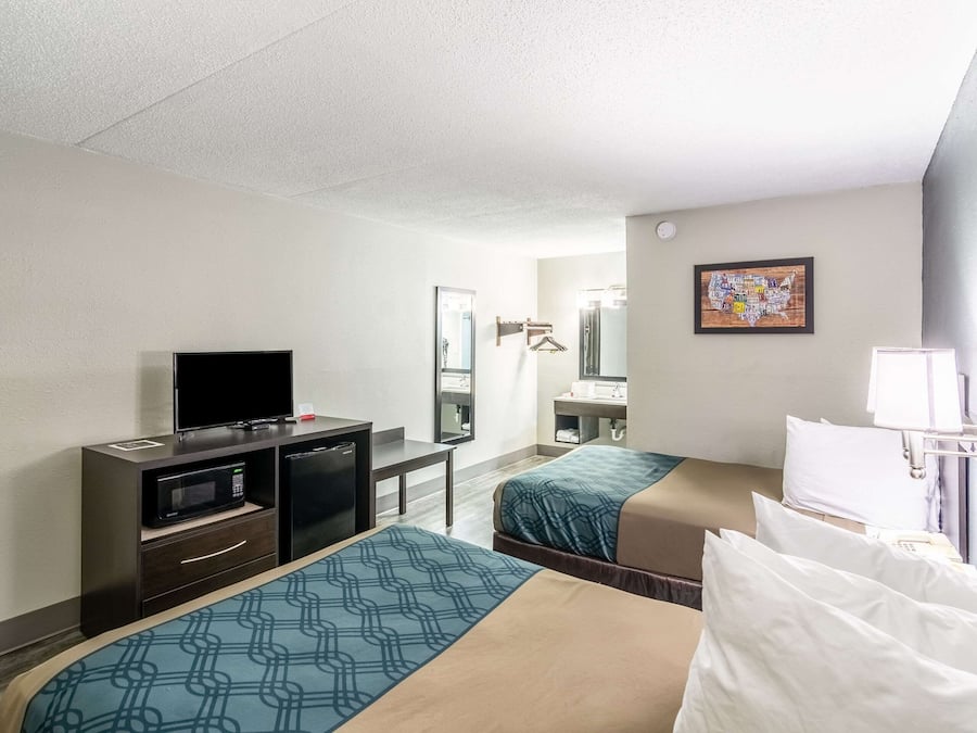 Escritorio, espacio para trabajar con laptop y cortinas blackout