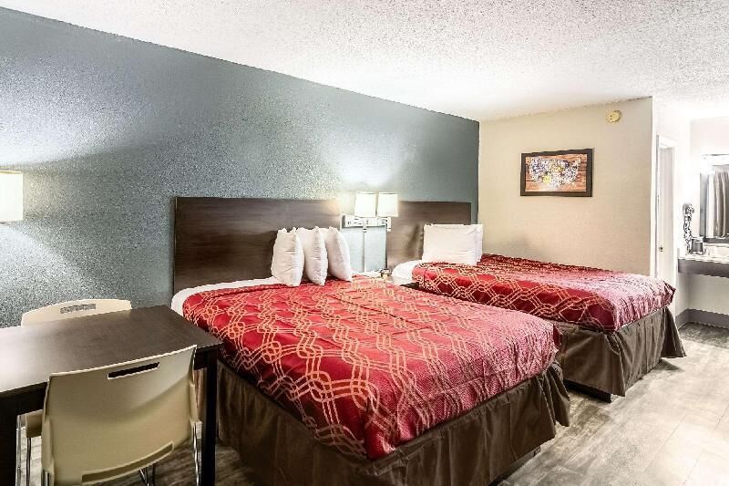 مكتب ومساحة عمل للكمبيوتر المحمول وستائر تعتيم ومكواة/لوح كي