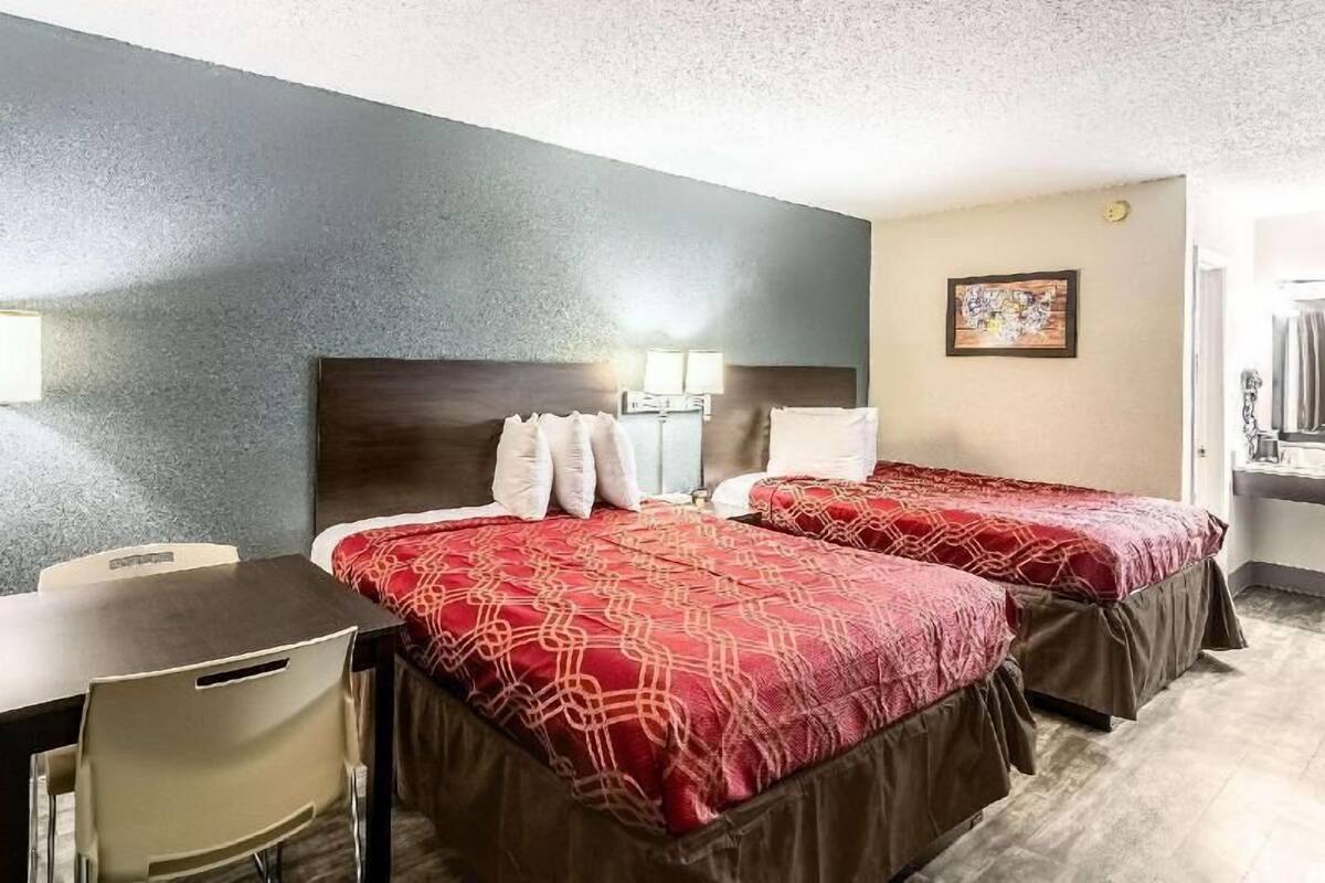 مكتب ومساحة عمل للكمبيوتر المحمول وستائر تعتيم ومكواة/لوح كي