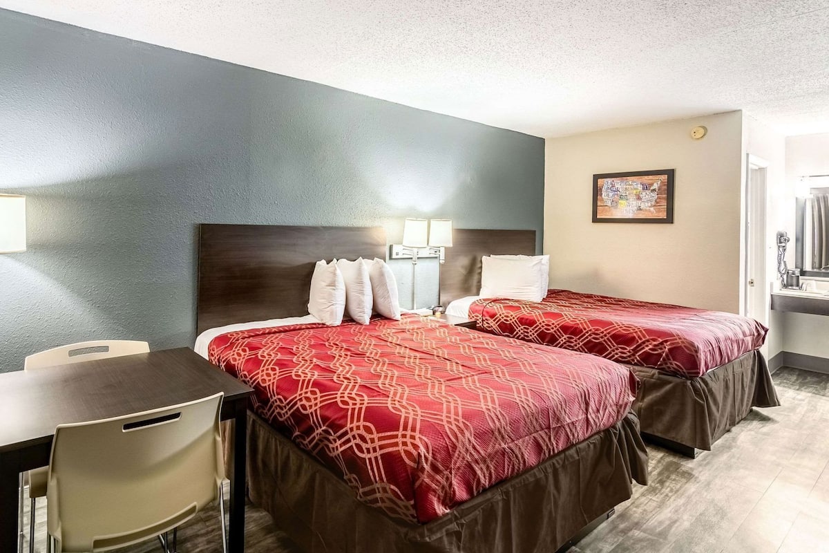 مكتب ومساحة عمل للكمبيوتر المحمول وستائر تعتيم ومكواة/لوح كي