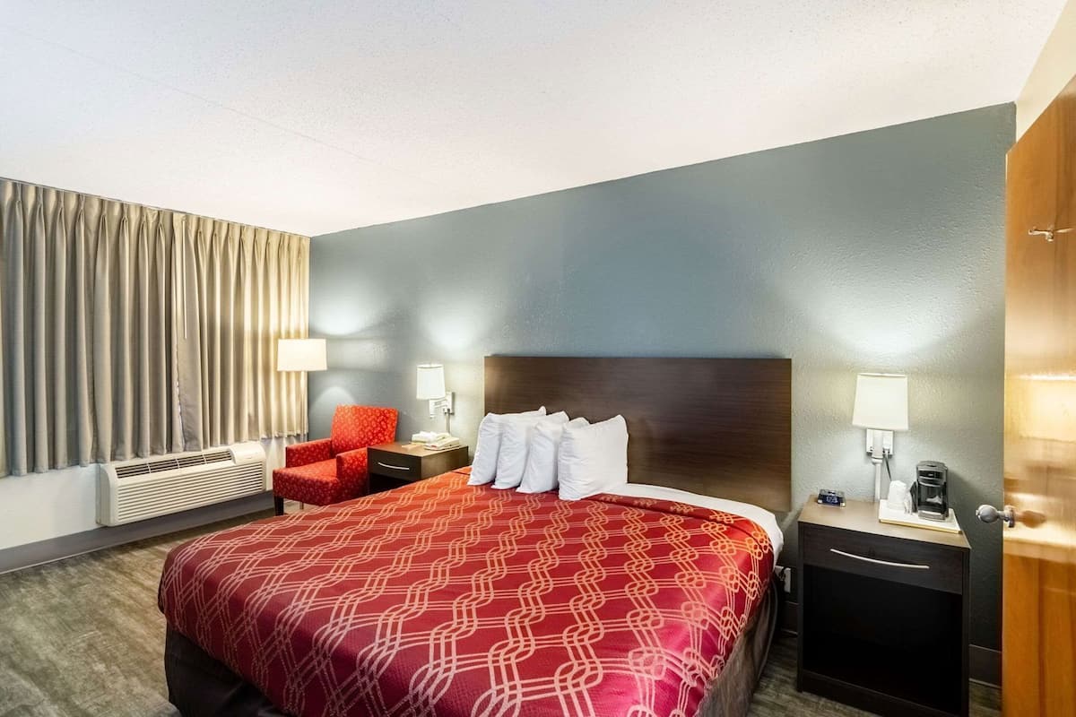 مكتب ومساحة عمل للكمبيوتر المحمول وستائر تعتيم ومكواة/لوح كي