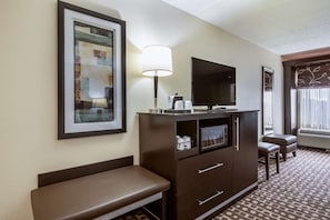 Two Queens Non Smoking | In-room safe, laptop workspace, iron/ironing board, free WiFi
