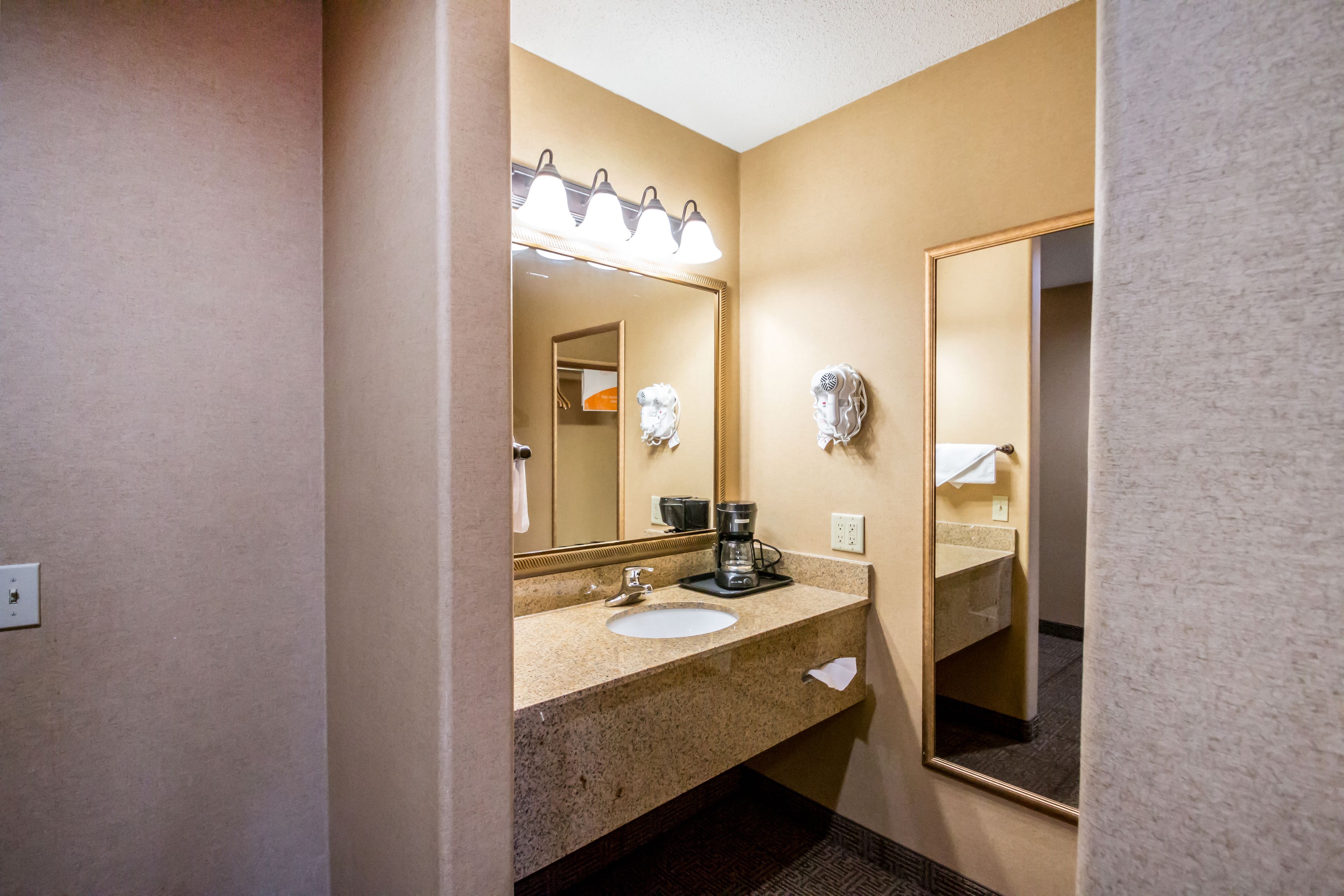 suite, 1 king bed, non smoking | in-room safe, desk, soundproofing, iron/ironing board