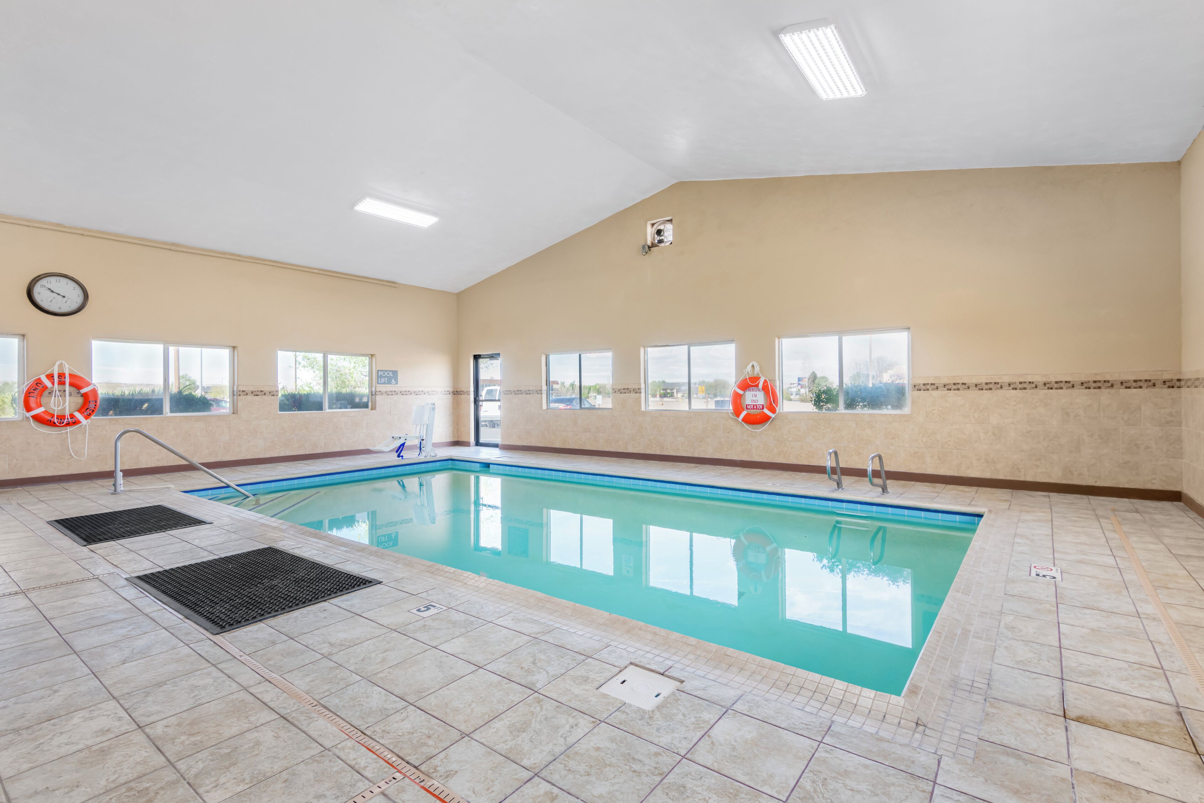 Indoor pool, pool loungers