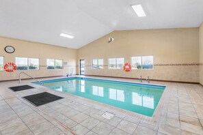 Indoor pool, sun loungers