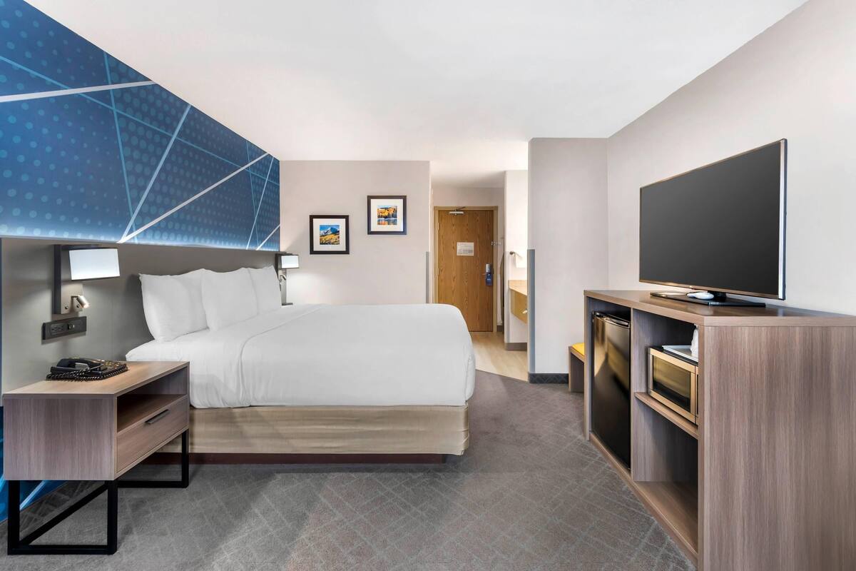 Standard Room, 1 King Bed, Non Smoking | In-room safe, desk, soundproofing, iron/ironing board (on request)
