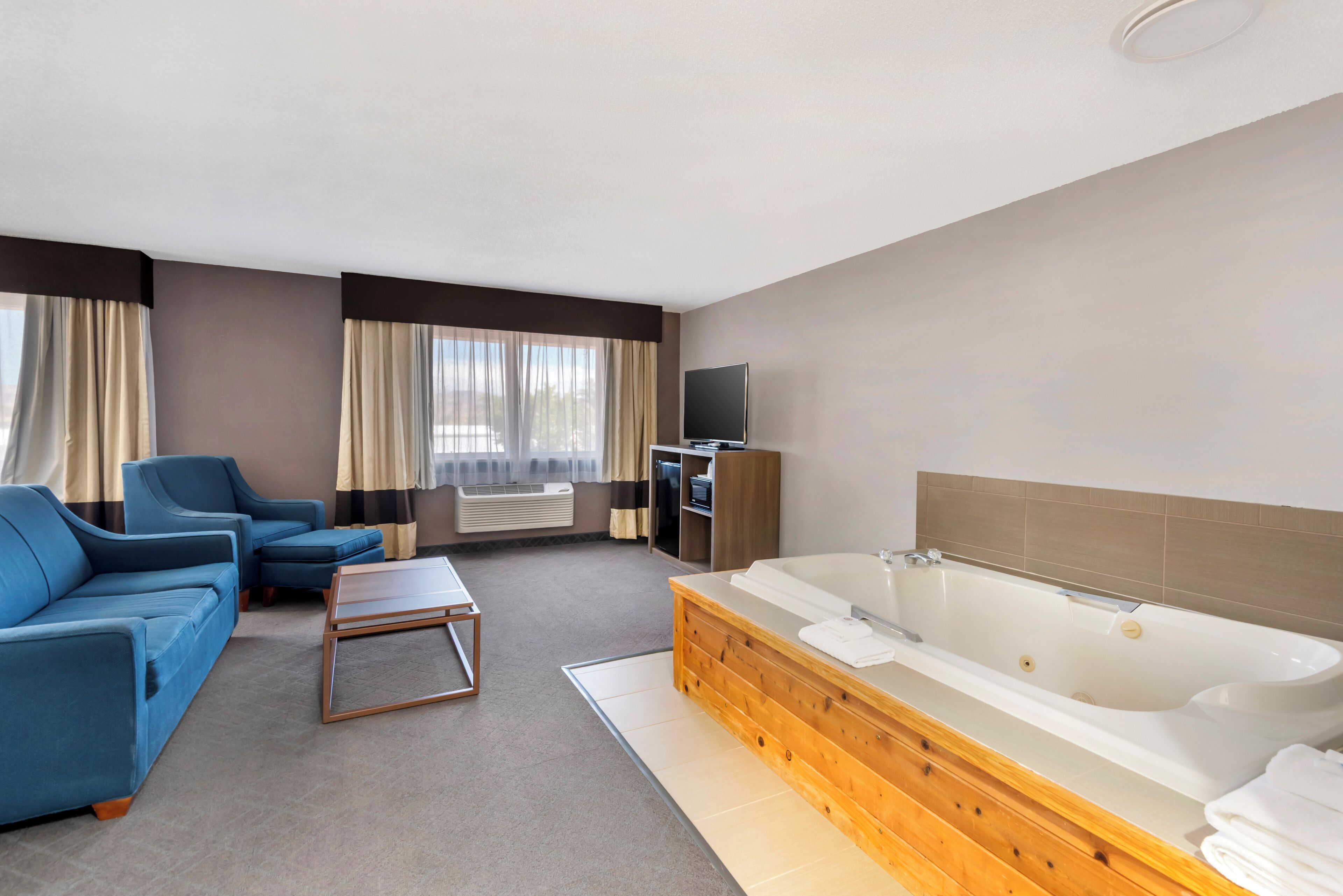 Suite, 1 King-Bett, Nichtraucher | Zimmersafe, Schreibtisch, schallisolierte Zimmer, Bügeleisen/Bügelbrett