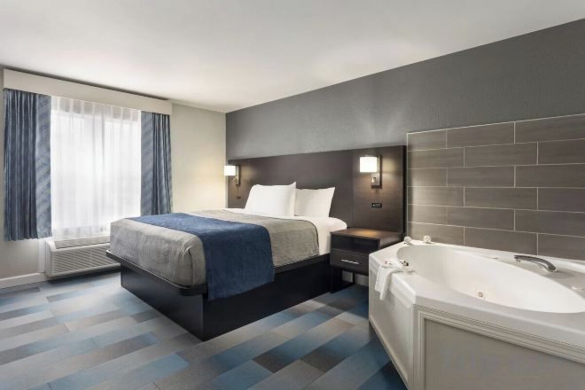 1 King Bed | Non-Smoking, Hot Tub, Micfridge