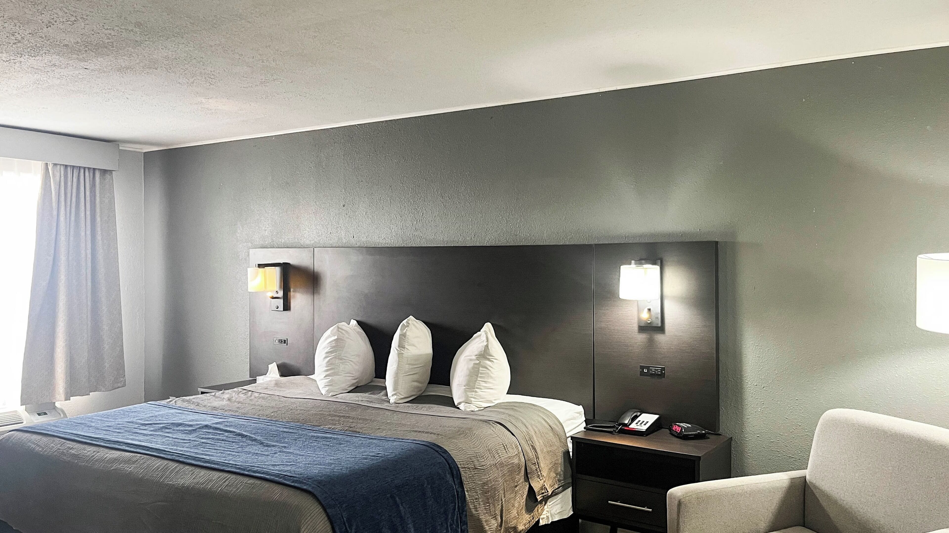 Deluxe kamer, 1 queensize bed, niet-roken (Refrigerator & Microwave) | Een bureau, een strijkplank/strijkijzer, gratis wifi, beddengoed