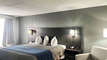 Escritorio, tabla de planchar con plancha, wifi gratis y ropa de cama 