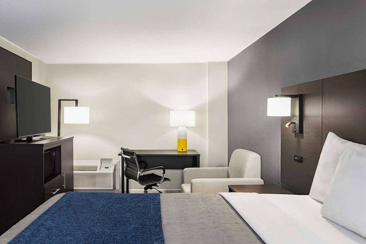 Desk, iron/ironing board, free WiFi, bed sheets