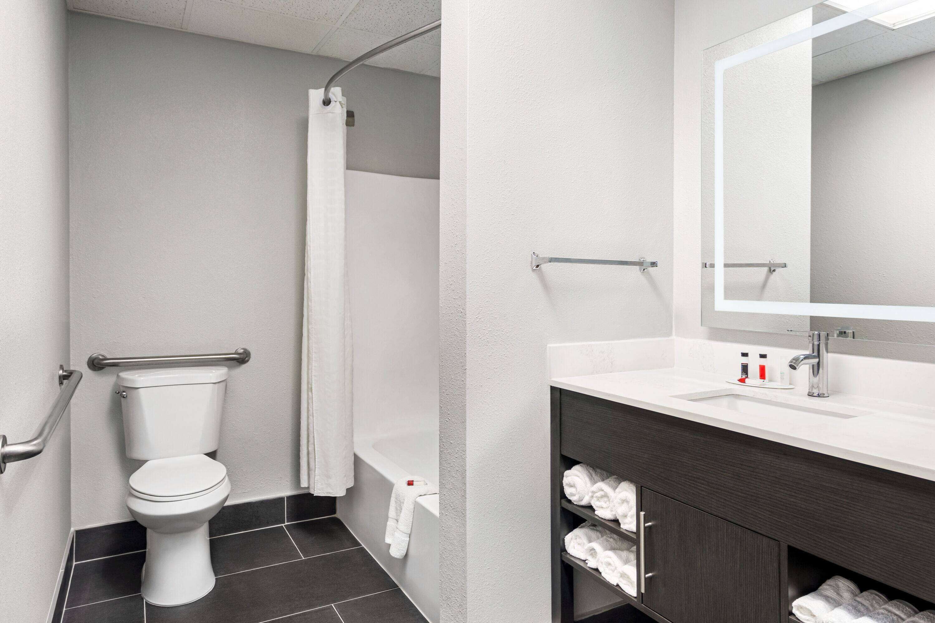 浴缸、吹風機、毛巾