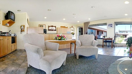 Lobby sitting area. Motel 6 – Chillicothe, MO