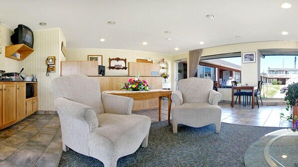 Lobby sitting area - Motel 6 – Chillicothe, MO (Chillicothe)