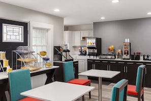 Tägliches inbegriffenes Frühstück zum Mitnehmen